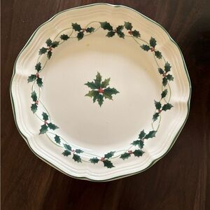 Mikasa Festive Holly Pattern Plate